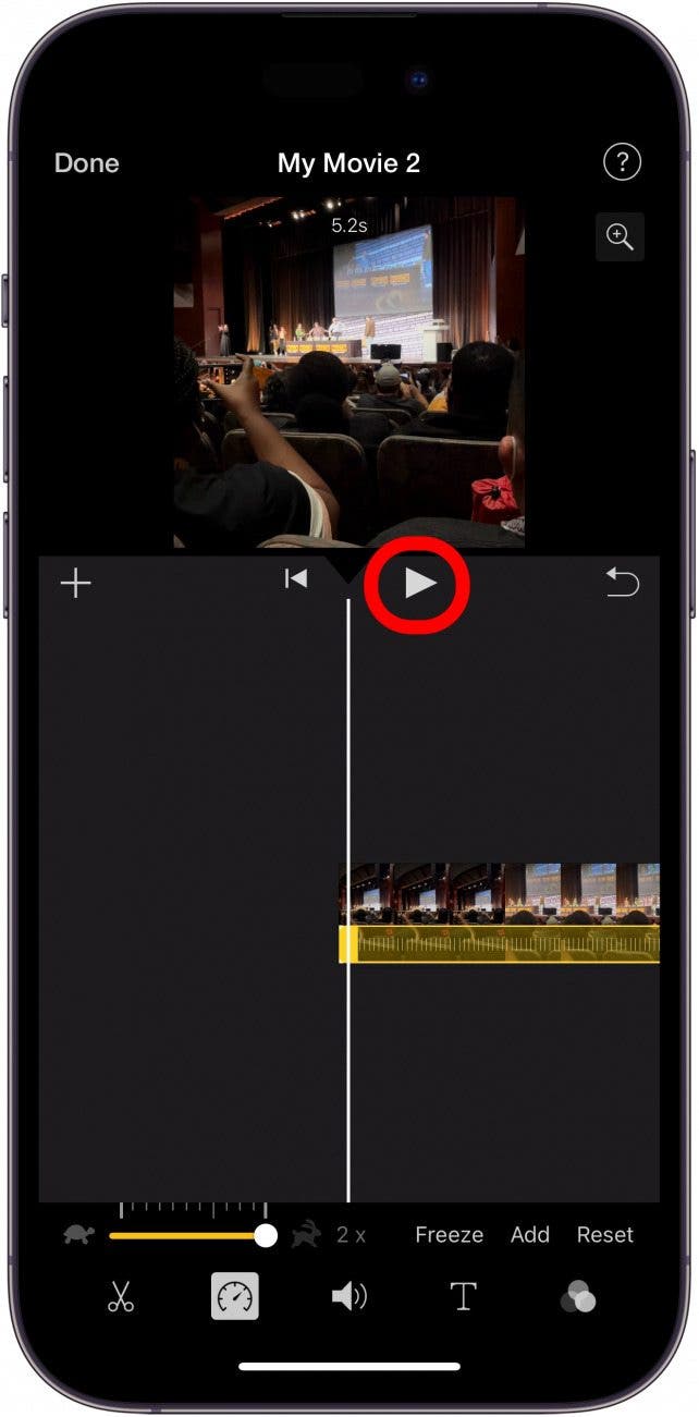 Écran de chronologie de l'application iPhone Imovie avec bouton de lecture entouré en rouge