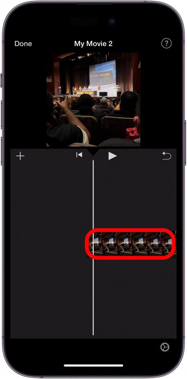 application iphone imovie avec clip vidéo dans la chronologie entouré en rouge