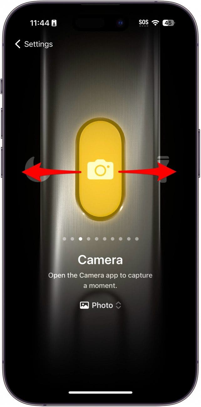 Paramètres du bouton d'action de l'iPhone affichant l'icône de l'appareil photo avec des flèches rouges pointant vers la gauche et la droite, indiquant de glisser vers la gauche ou la droite