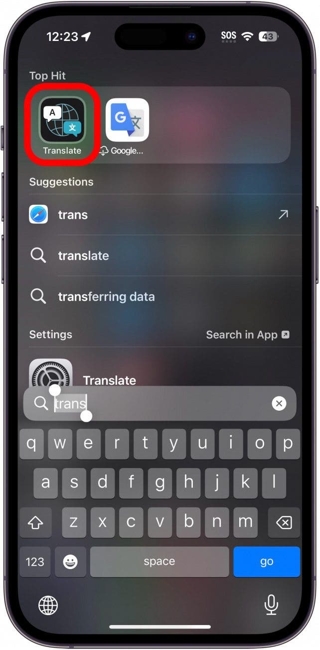 Recherche Spotlight sur iPhone avec application de traduction entourée en rouge