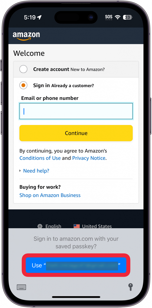 Page de connexion Amazon ouverte dans Safari avec Connectez-vous à [website.com] avec le bouton de votre mot de passe enregistré entouré en rouge
