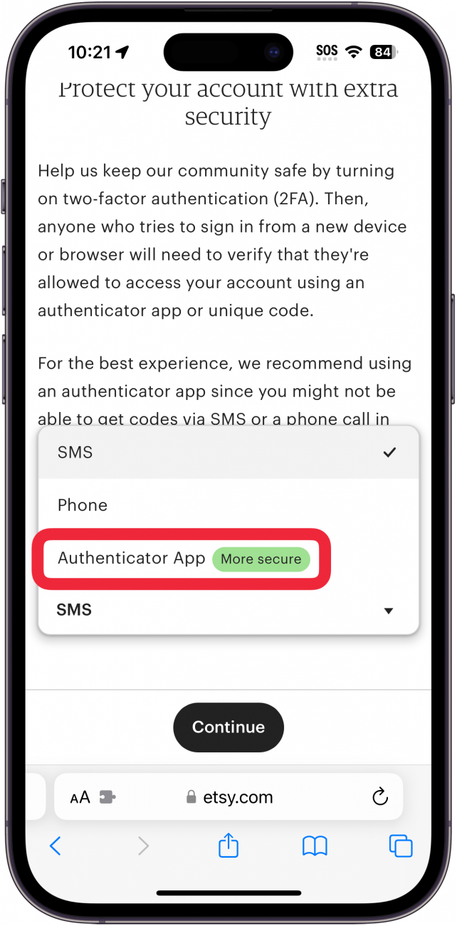 Safari sur iPhone affichant la configuration d'authentification multifacteur Etsy avec une liste déroulante étendue et un cadre rouge autour de l'application d'authentification