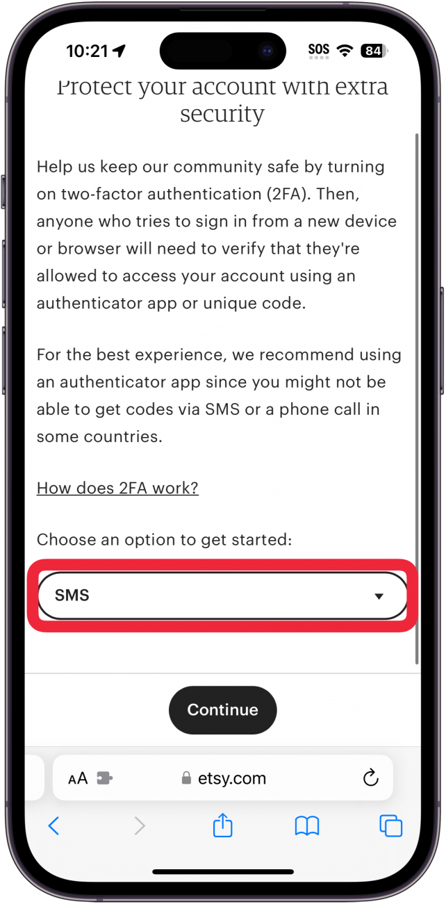 Safari sur iPhone affichant la configuration d'authentification multifacteur Etsy avec un cadre rouge autour du menu déroulant affichant des SMS