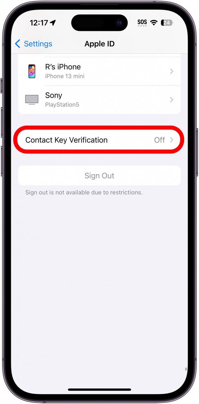 Paramètres du compte iPhone avec vérification de la clé de contact entourée en rouge