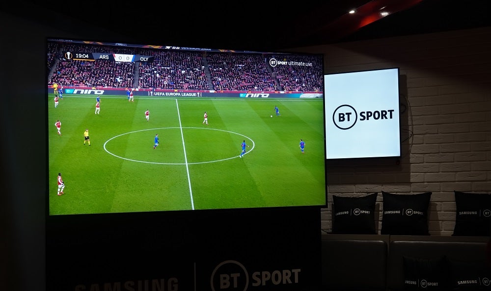 Un téléviseur Samsung 8K noir affichant un match de football sur BT Sport