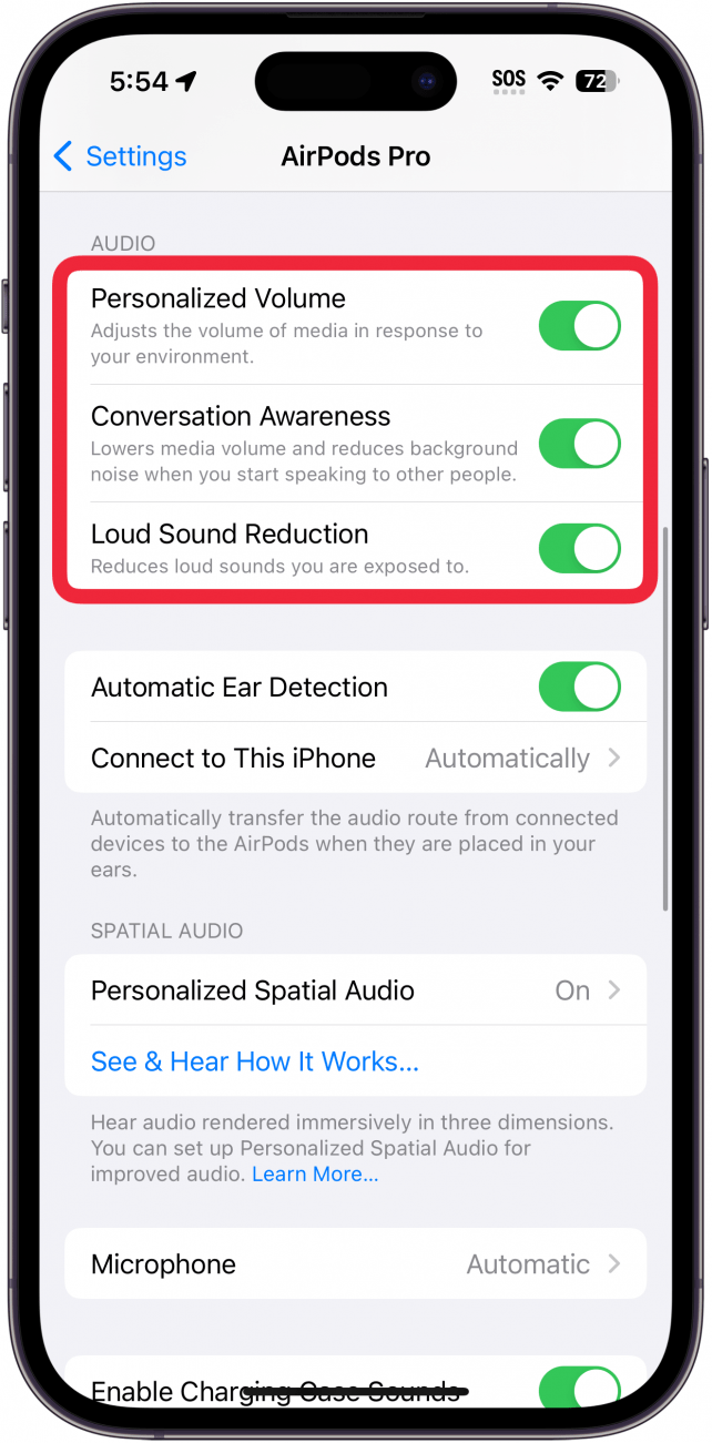 Écran de configuration des Airpods de l'iPhone avec un cadre rouge autour de la section des paramètres audio avec des bascules pour un volume personnalisé, une prise en compte des conversations et une réduction des sons forts