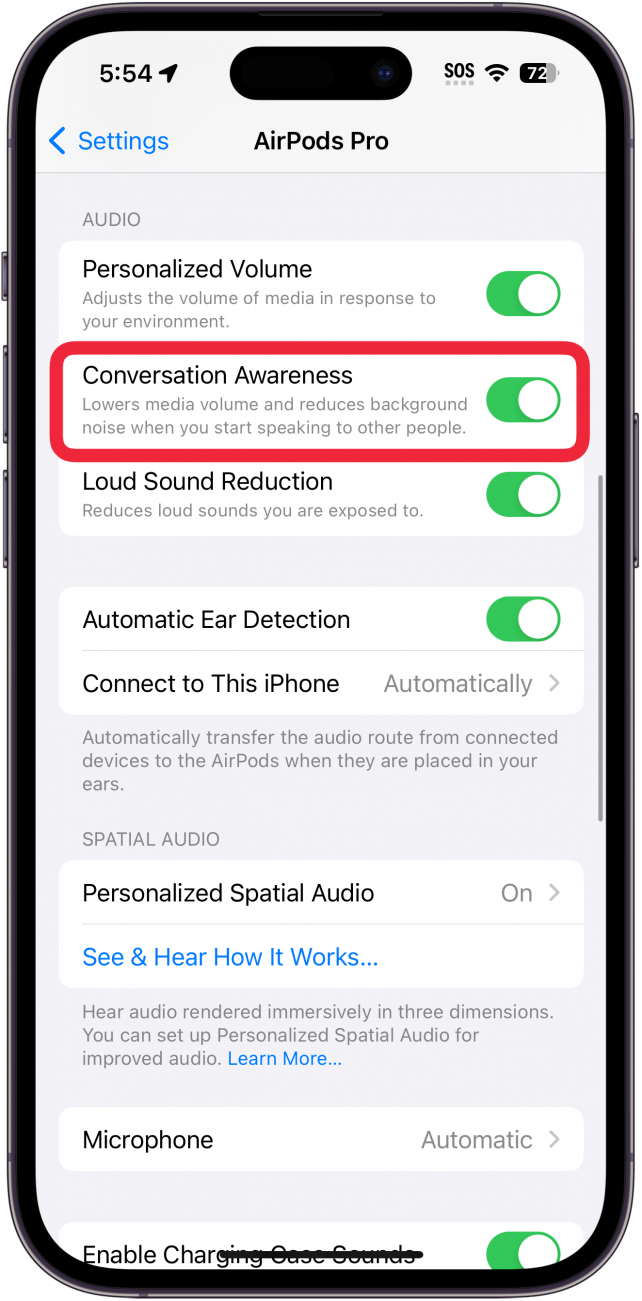 Écran de configuration des Airpods de l'iPhone avec un cadre rouge autour de la bascule de sensibilisation à la conversation