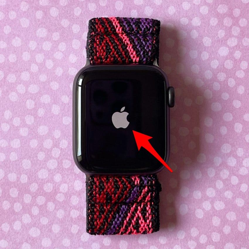 Relâchez le bouton latéral lorsque l'icône Apple apparaît.