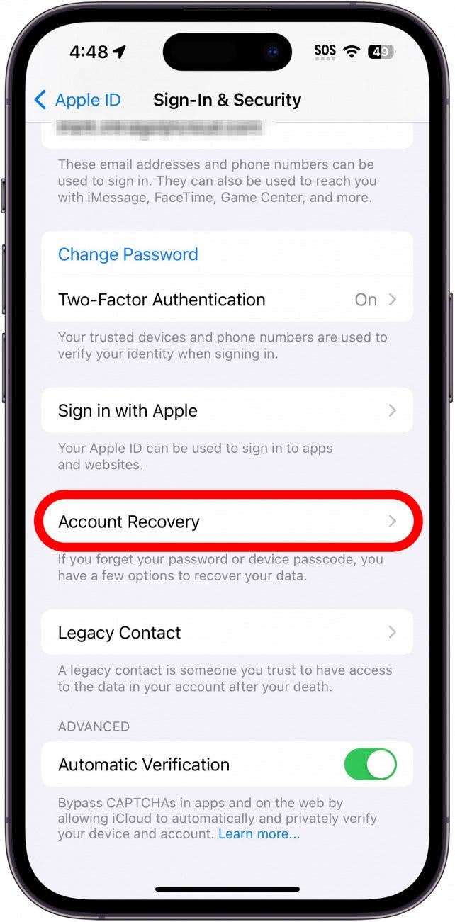 identifiant Apple iPhone, connexion et paramètres de sécurité avec un cadre rouge autour de l'option de contact de récupération