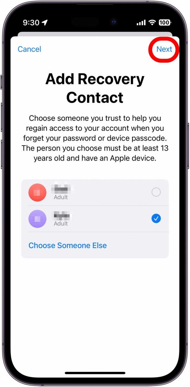 Processus de configuration des contacts de récupération de l'identifiant Apple affichant une liste de contacts avec un sélectionné et un cadre rouge autour du bouton suivant