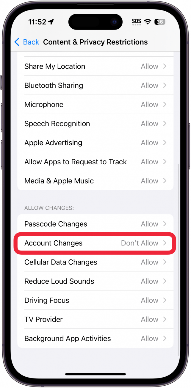 Contenu de l'heure d'écran de l'iPhone et paramètres de restriction de confidentialité avec un cadre rouge autour des modifications du compte