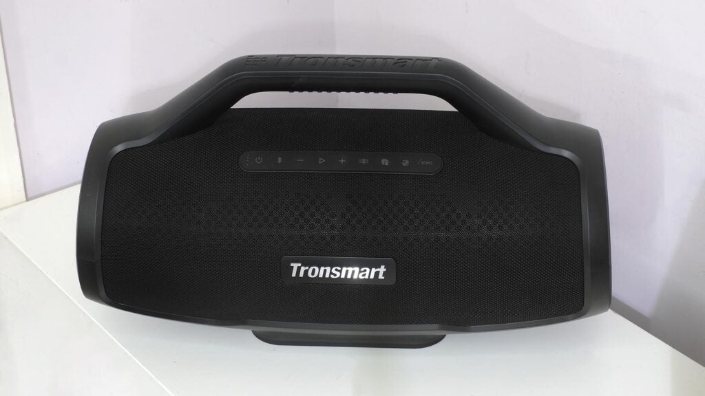 Haut-parleur Bluetooth portable Tronsmart Bang Max sur table.