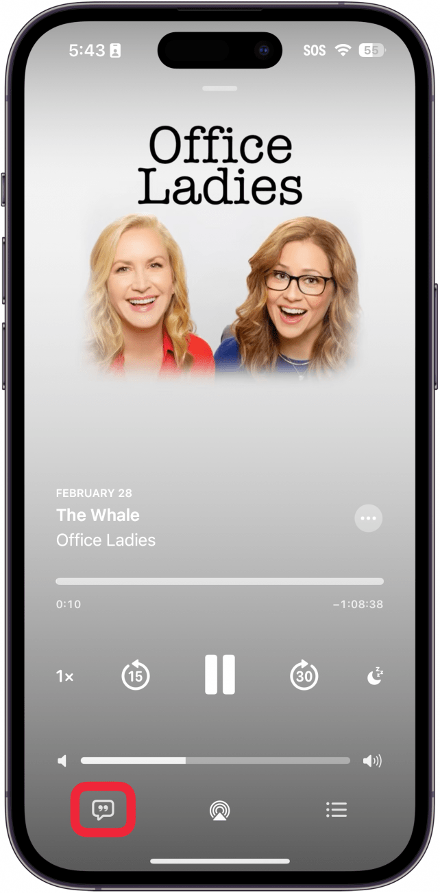 Les podcasts Apple iPhone sont en cours de lecture sur l'écran avec un cadre rouge autour du bouton de transcription.