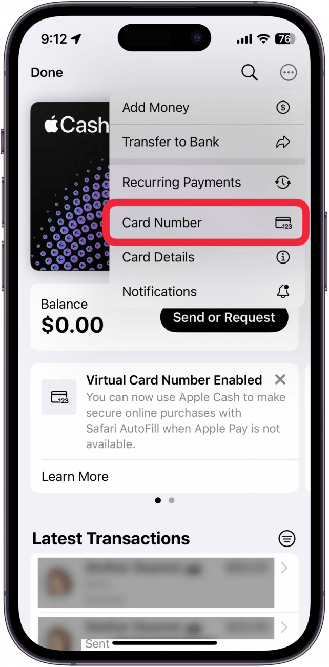 écran de carte Apple Cash dans l'application Wallet affichant le menu à trois points avec un cadre rouge autour du numéro de carte