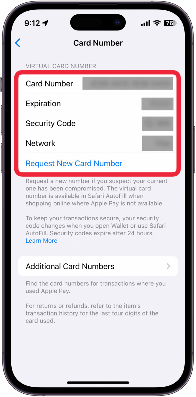 écran du numéro de carte Apple Cash avec un cadre rouge autour du numéro de carte, de la date d'expiration et du code de sécurité 