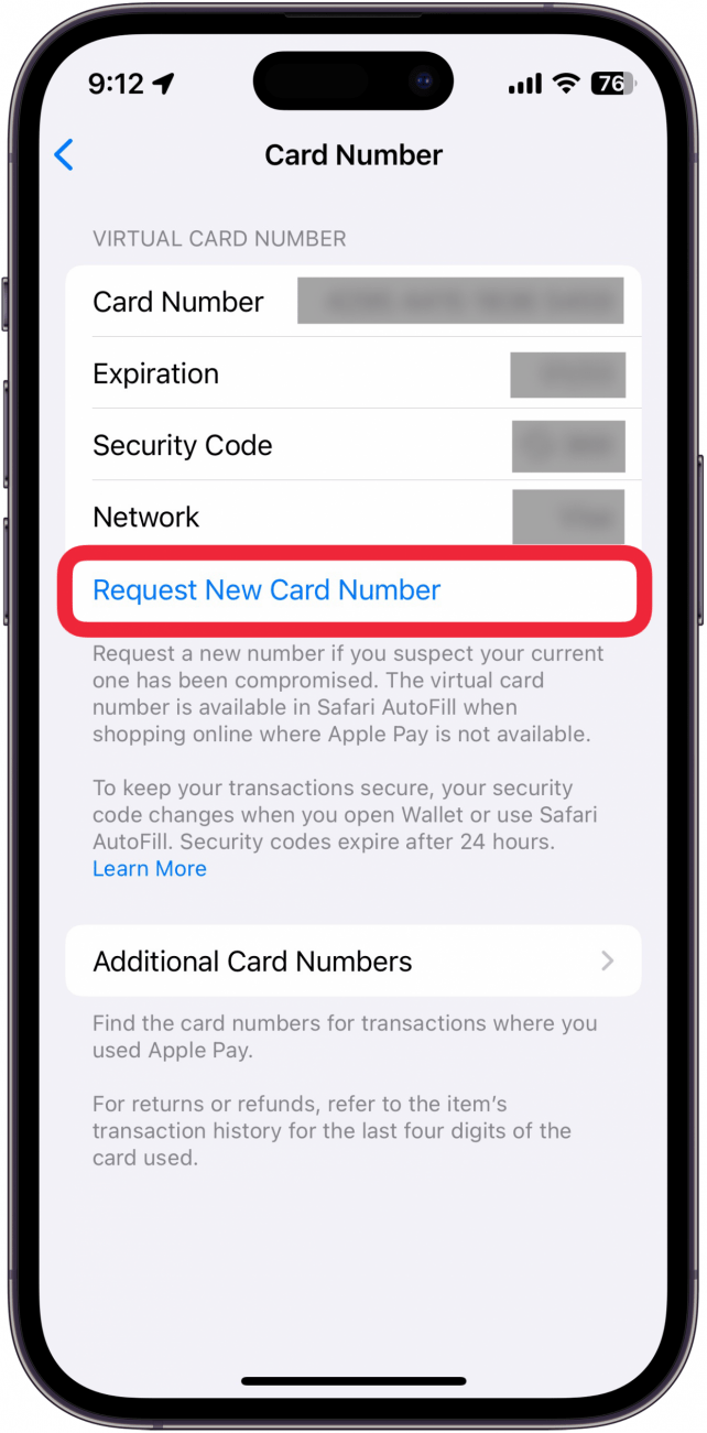 écran du numéro de carte Apple Cash avec un cadre rouge autour du bouton de demande de nouveau numéro de carte
