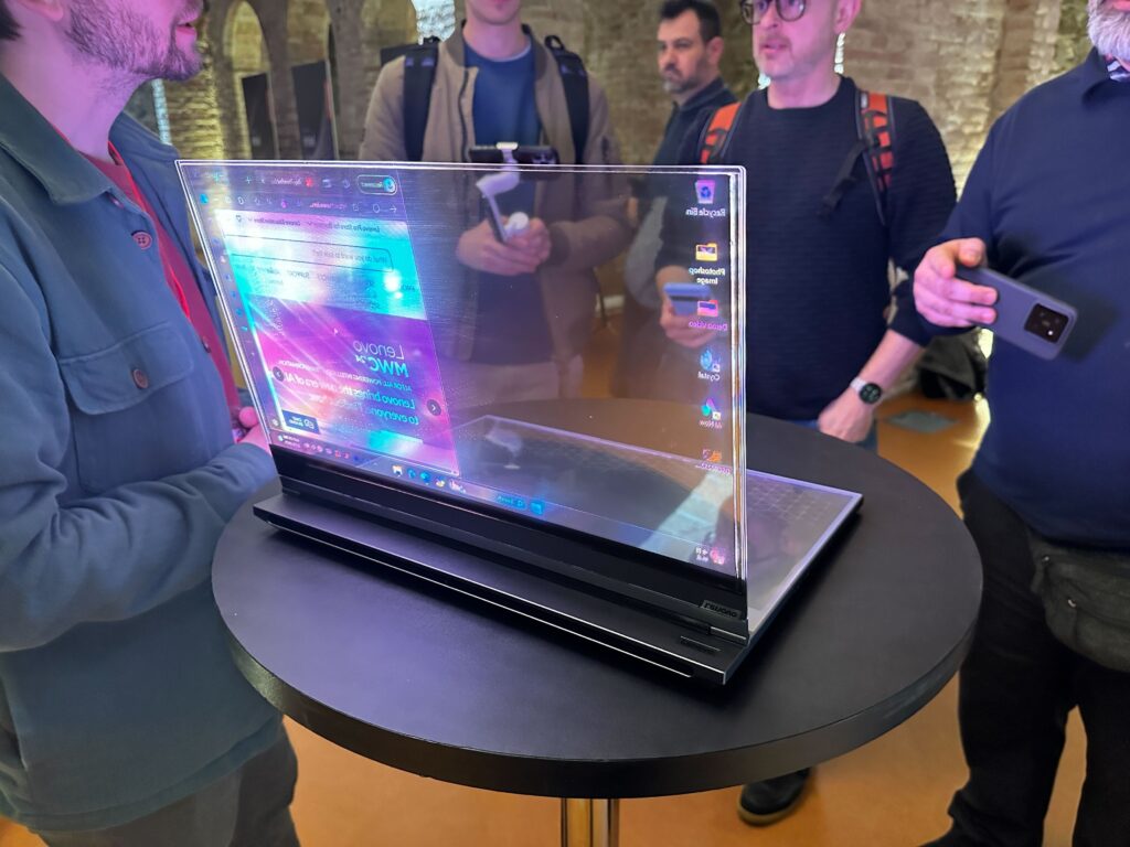 Concept d'ordinateur portable transparent Lenovo ThinkBook