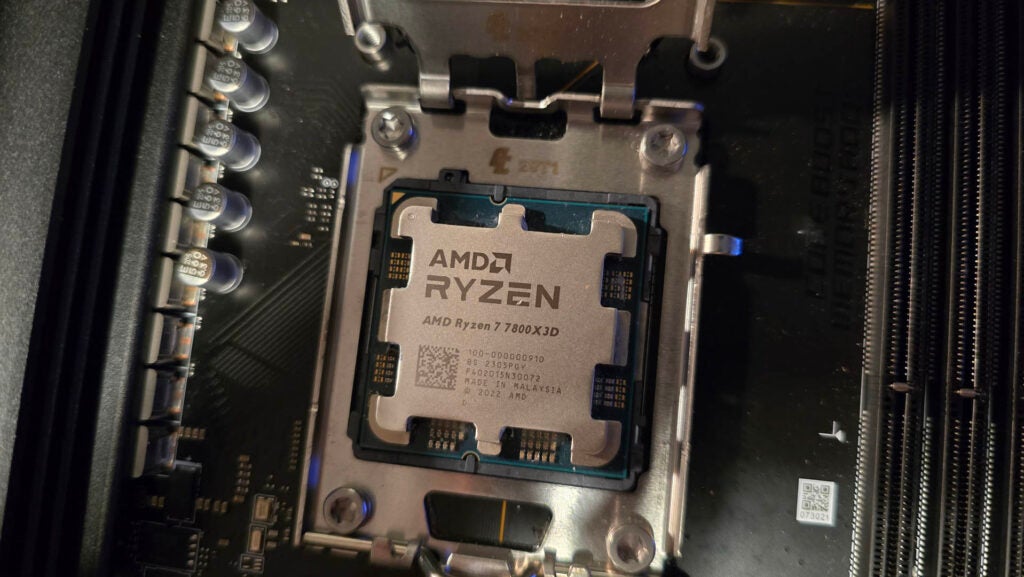 AMD Ryzen 7 7800X3D dans un socket CPU avec le support de rétention relevé