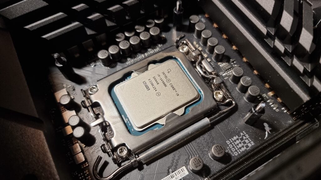Intel Core i9-14900K testé sur une carte mère
