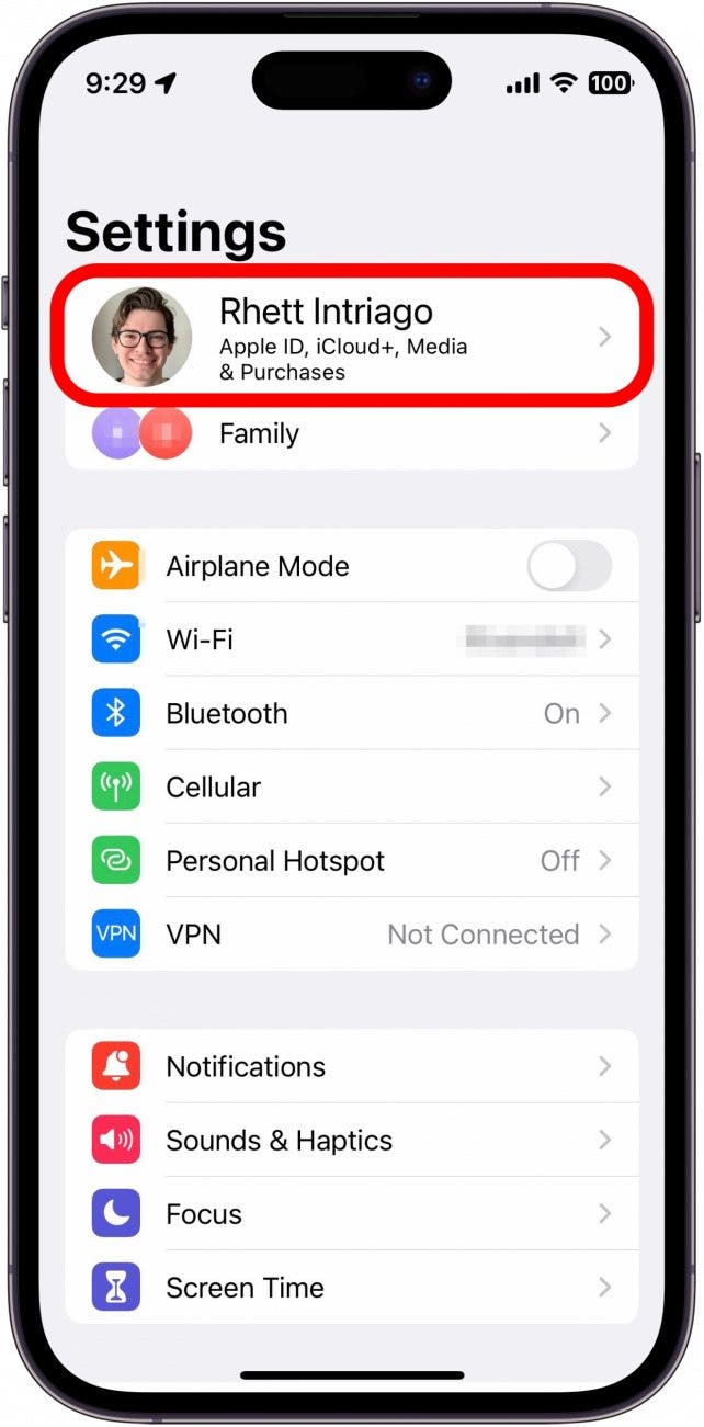 application de paramètres iPhone avec un cadre rouge autour du nom d'identification Apple en haut de l'écran