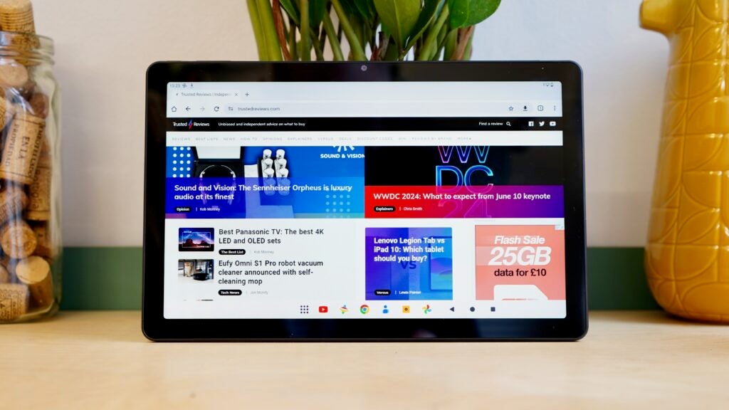 Acer Iconia Tab P11 avec le navigateur Web Chrome en cours d'exécution