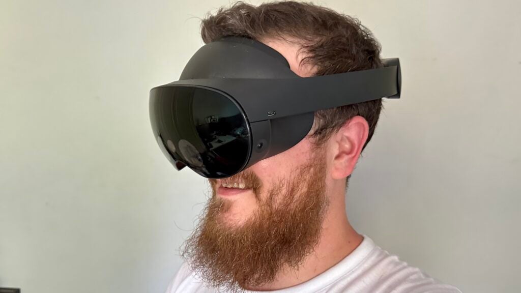 Homme portant un casque Meta Quest Pro VR.