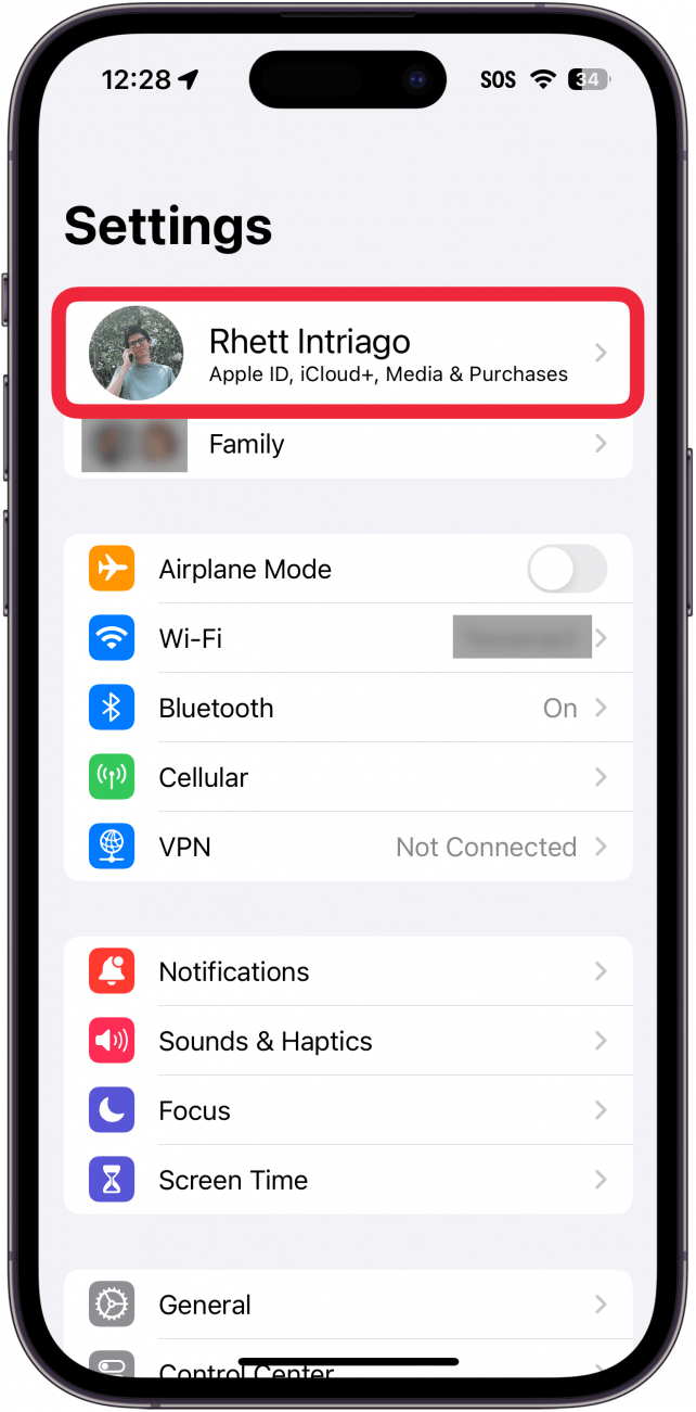 Paramètres de l'iPhone avec un cadre rouge autour du nom de l'identifiant Apple