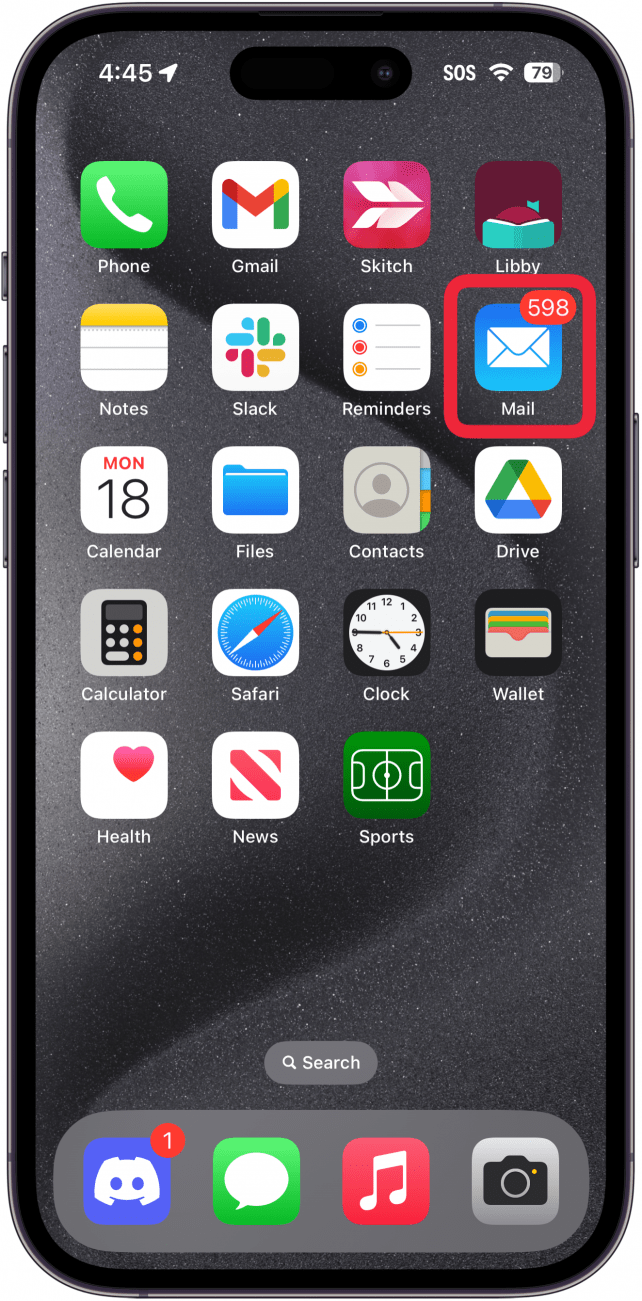 écran d'accueil de l'iphone avec un cadre rouge autour de l'application de messagerie avec plus de 500 e-mails non lus